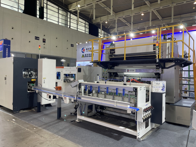 Full automatic border-embossing facial tissue folding machine